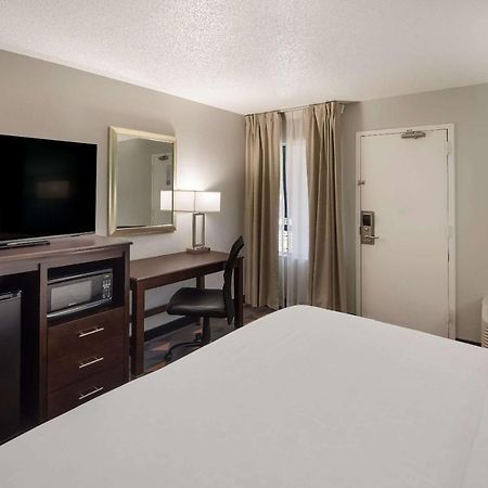 Отель Clarion Pointe Indianapolis Northeast Каслтон Экстерьер фото