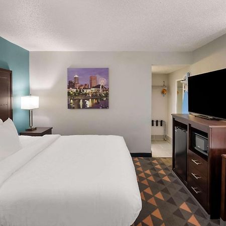 Отель Clarion Pointe Indianapolis Northeast Каслтон Экстерьер фото