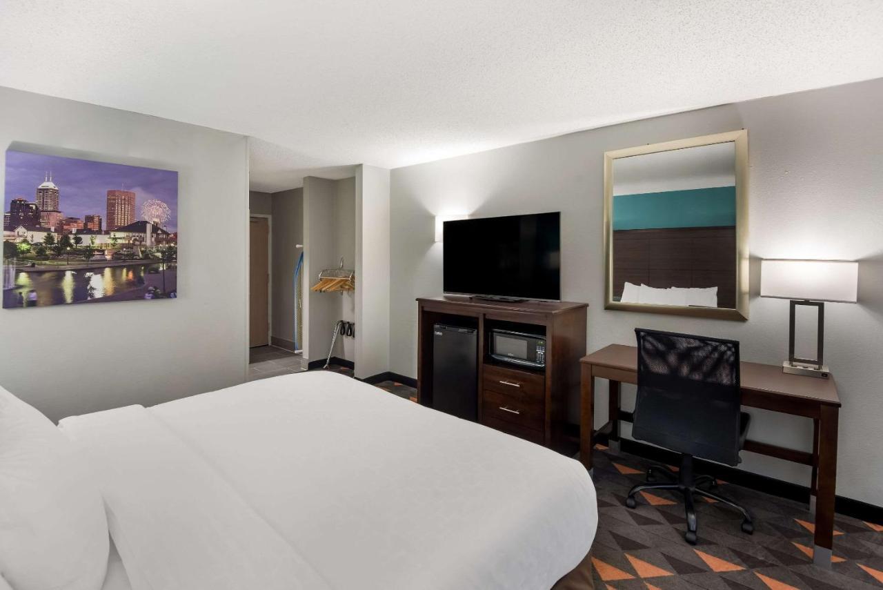 Отель Clarion Pointe Indianapolis Northeast Каслтон Экстерьер фото