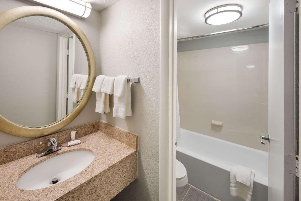 Отель Clarion Pointe Indianapolis Northeast Каслтон Экстерьер фото
