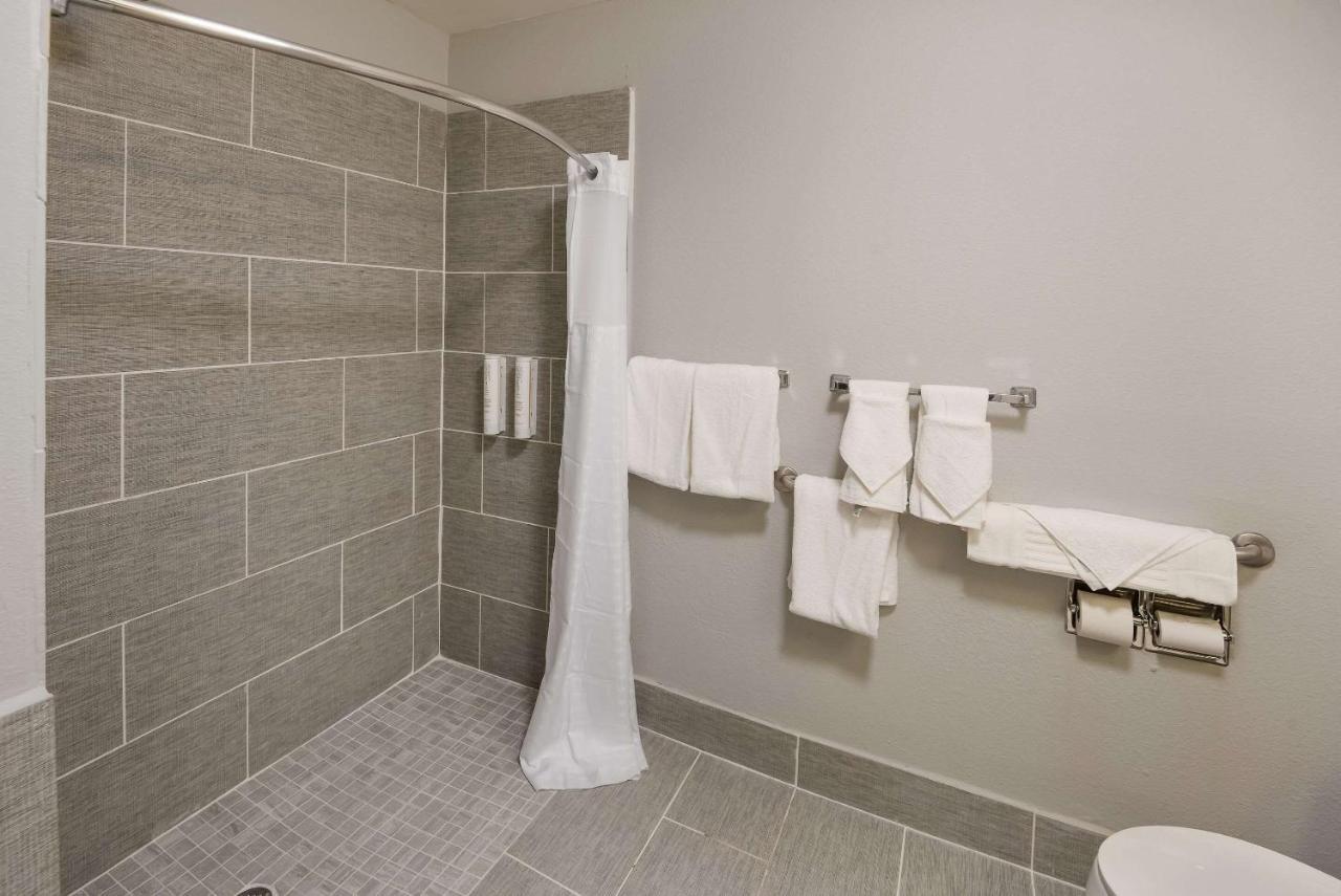 Отель Clarion Pointe Indianapolis Northeast Каслтон Экстерьер фото