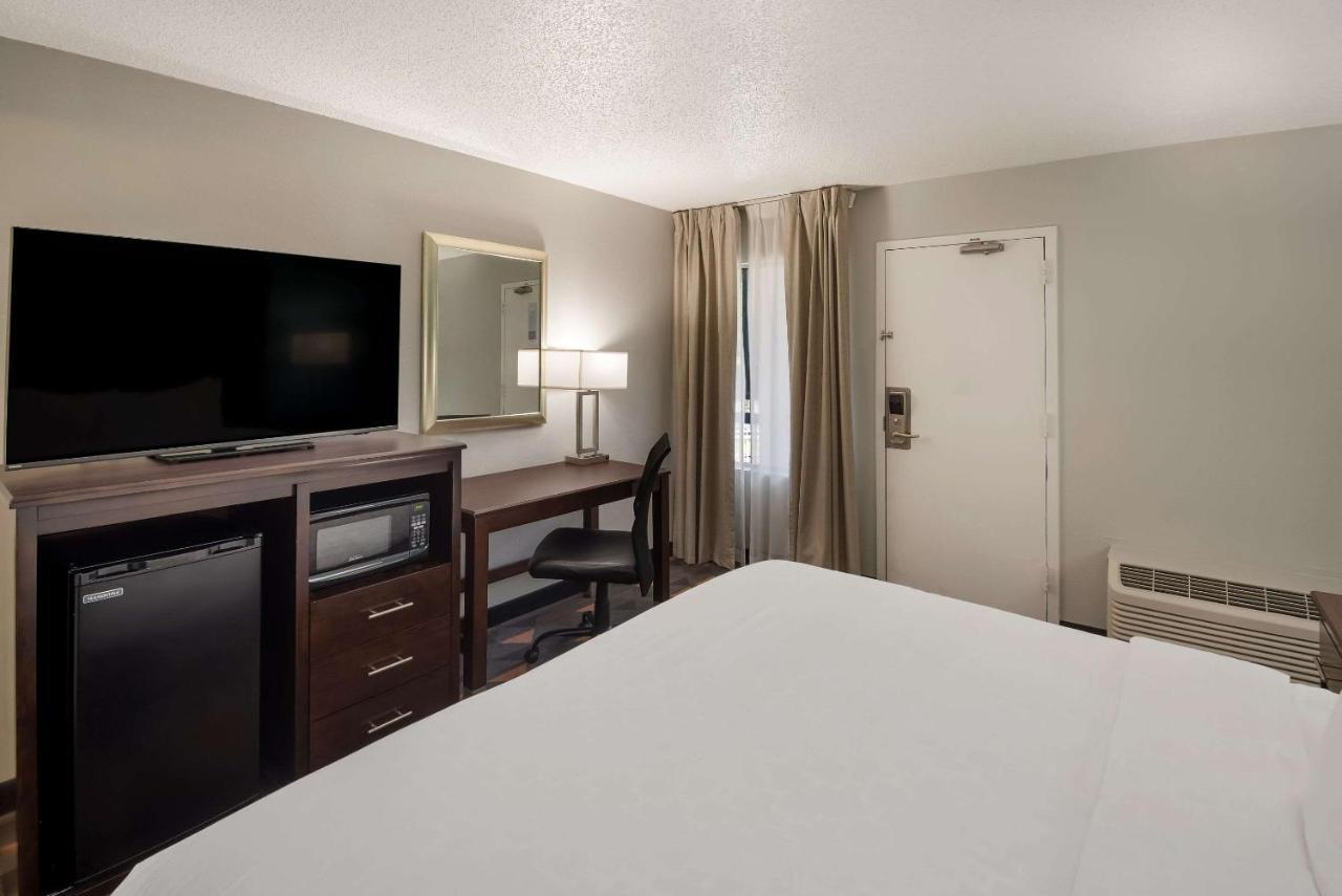 Отель Clarion Pointe Indianapolis Northeast Каслтон Экстерьер фото