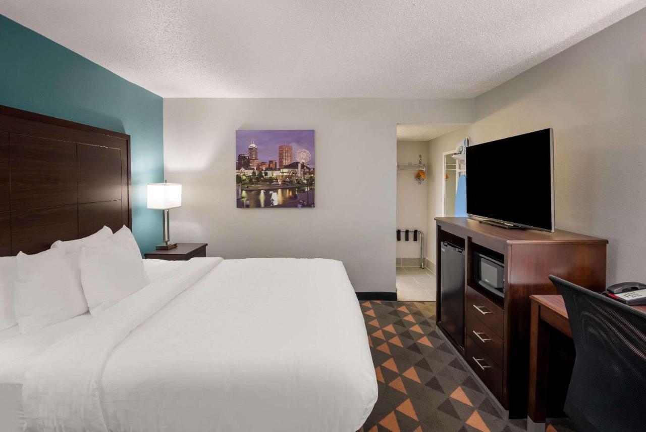 Отель Clarion Pointe Indianapolis Northeast Каслтон Экстерьер фото