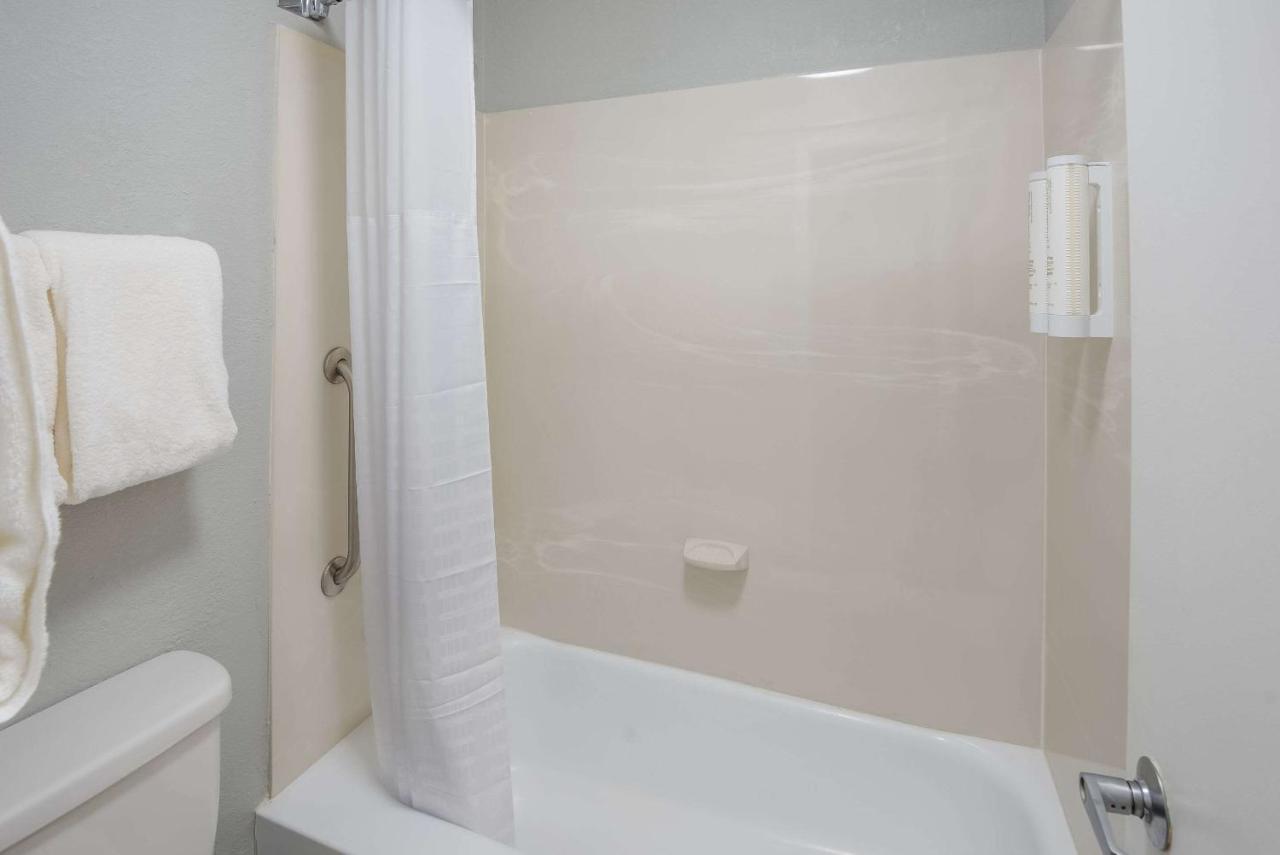 Отель Clarion Pointe Indianapolis Northeast Каслтон Экстерьер фото