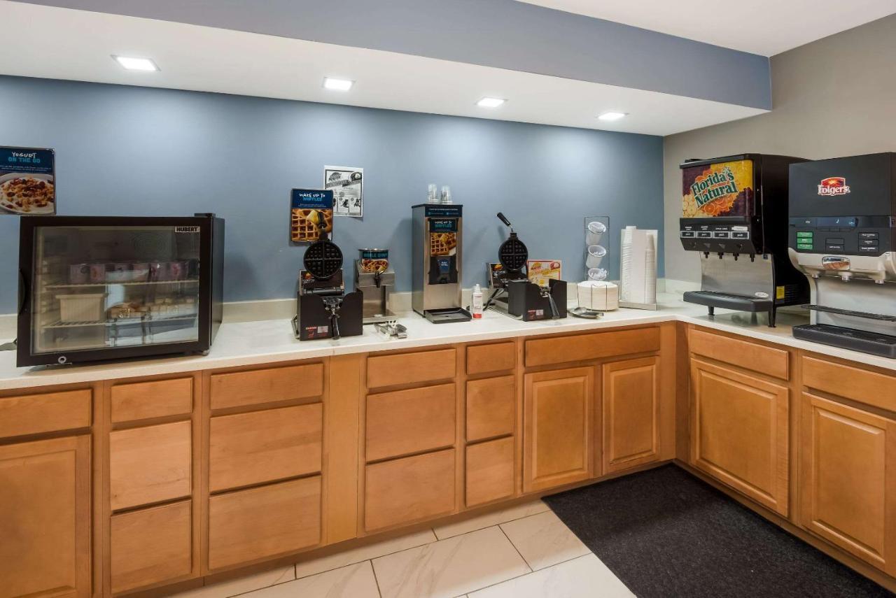 Отель Clarion Pointe Indianapolis Northeast Каслтон Экстерьер фото