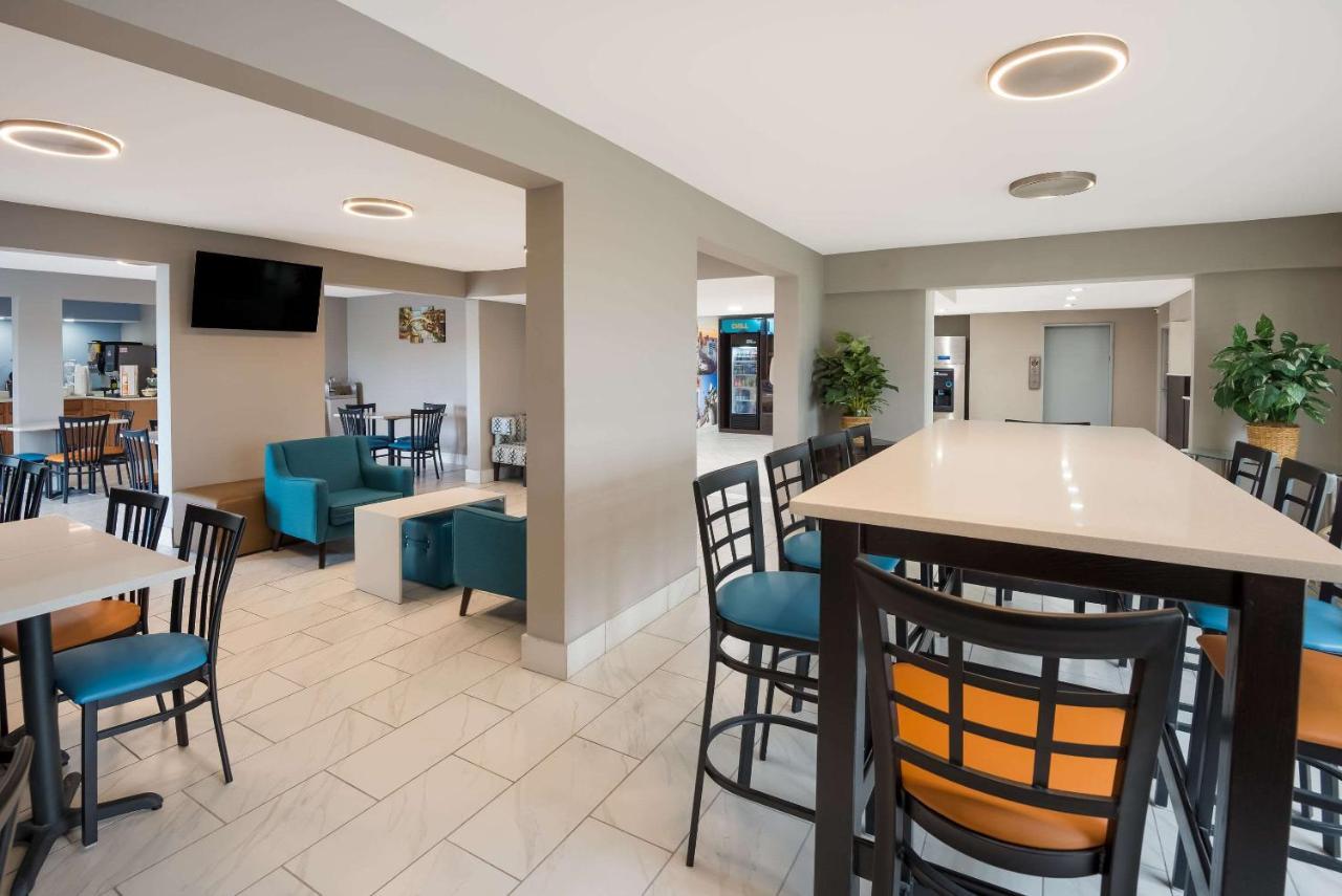 Отель Clarion Pointe Indianapolis Northeast Каслтон Экстерьер фото