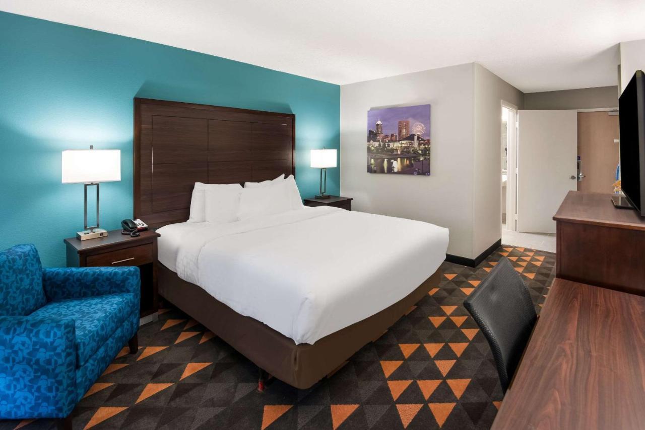 Отель Clarion Pointe Indianapolis Northeast Каслтон Экстерьер фото