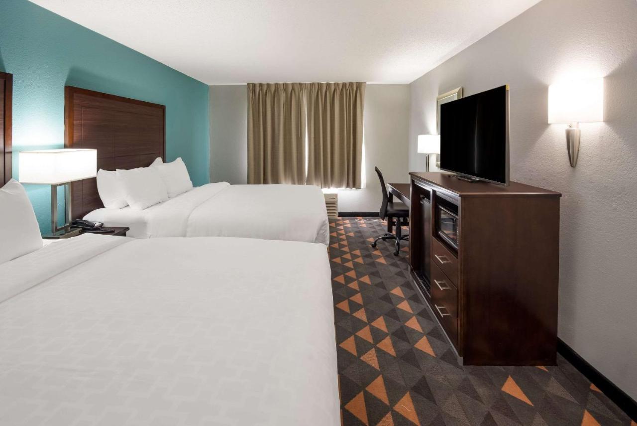 Отель Clarion Pointe Indianapolis Northeast Каслтон Экстерьер фото