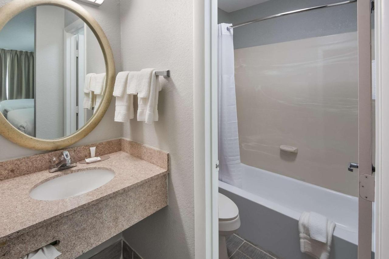 Отель Clarion Pointe Indianapolis Northeast Каслтон Экстерьер фото