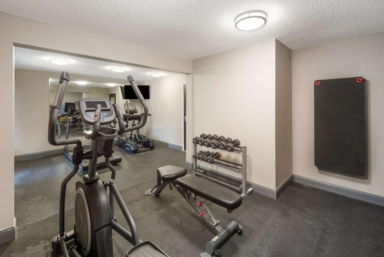 Отель Clarion Pointe Indianapolis Northeast Каслтон Экстерьер фото