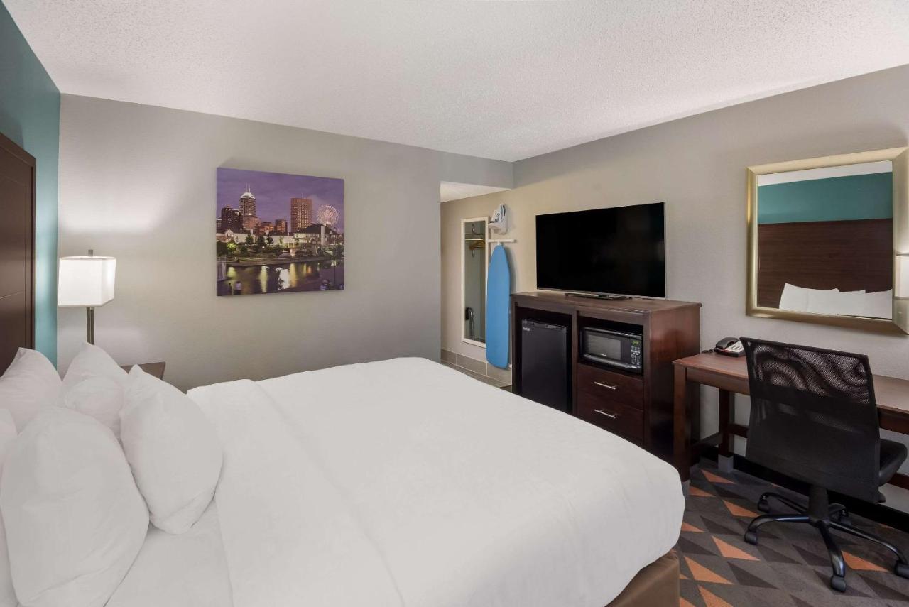 Отель Clarion Pointe Indianapolis Northeast Каслтон Экстерьер фото