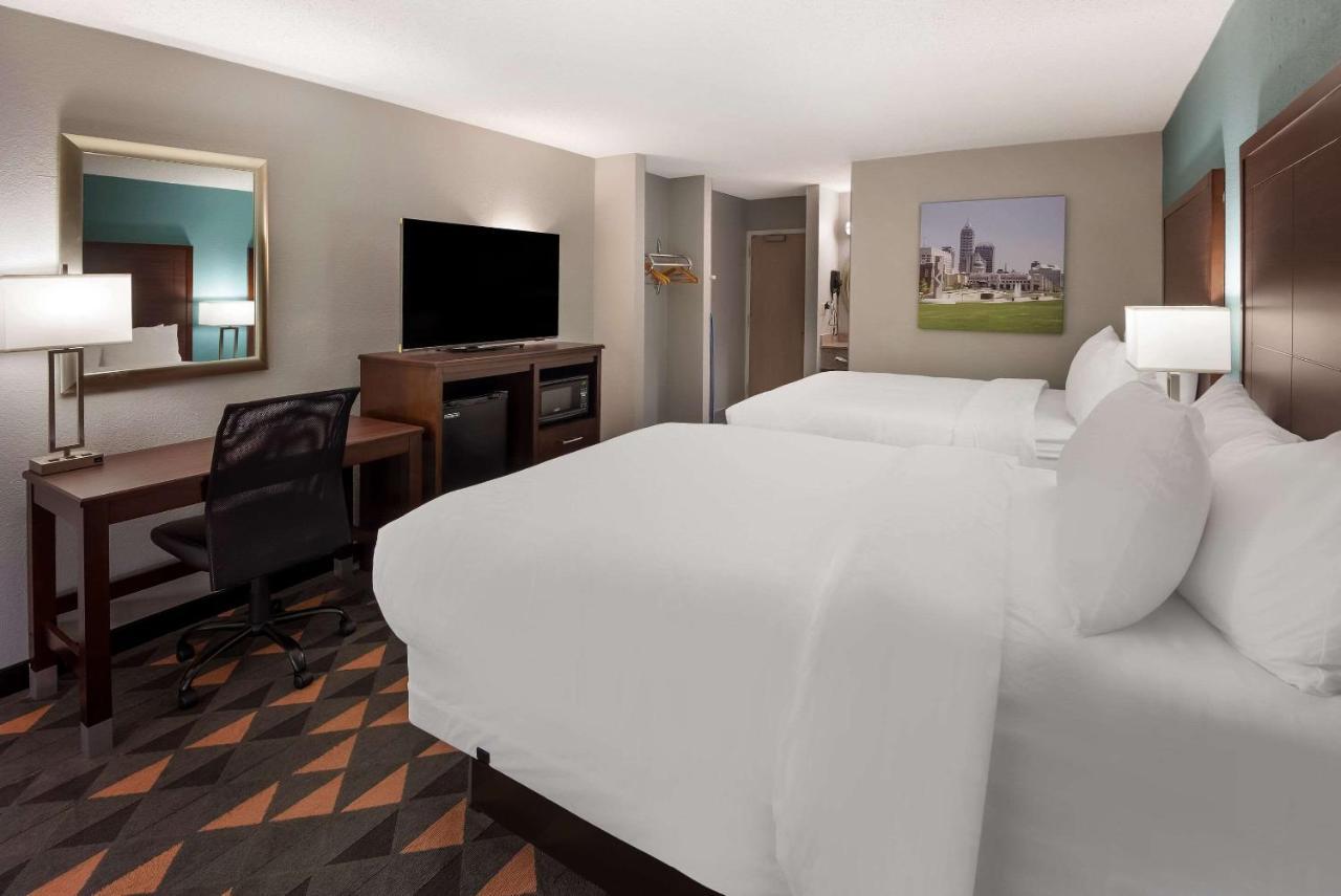 Отель Clarion Pointe Indianapolis Northeast Каслтон Экстерьер фото