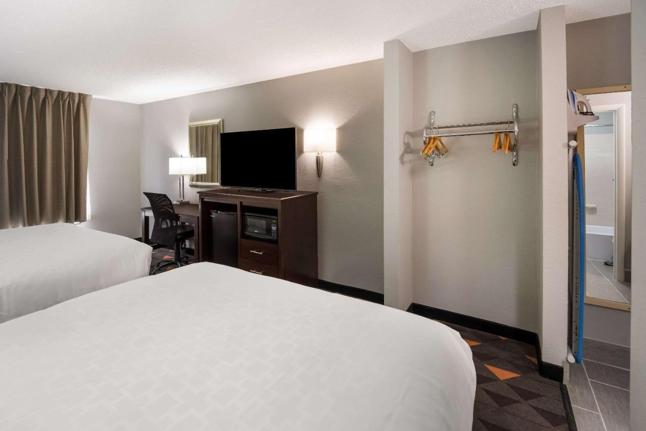 Отель Clarion Pointe Indianapolis Northeast Каслтон Экстерьер фото
