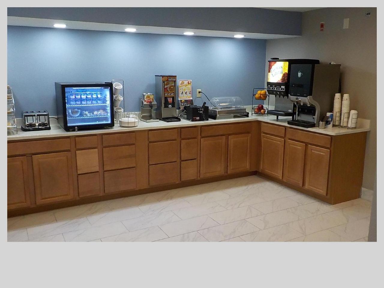 Отель Clarion Pointe Indianapolis Northeast Каслтон Экстерьер фото